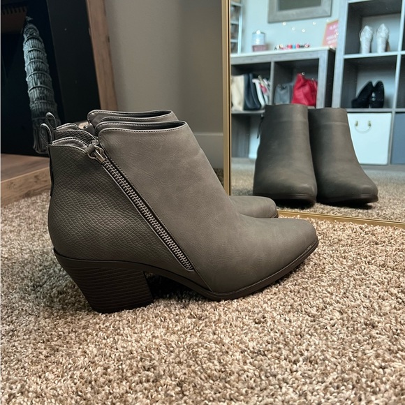 NWOT! JustFab Carlee Gray Booties in Size 10 Wide - Picture 8 of 9